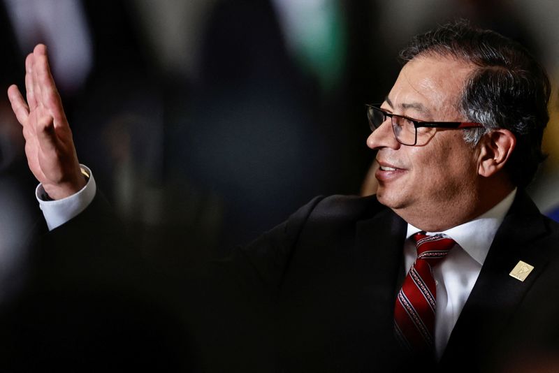 &copy; Reuters. Presidente da Colômbia, Gustavo Petro, acena após reunião com líderes sul-americanos, no Palácio do Itamaraty, em Brasília
30/05/2023
REUTERS/Ueslei Marcelino