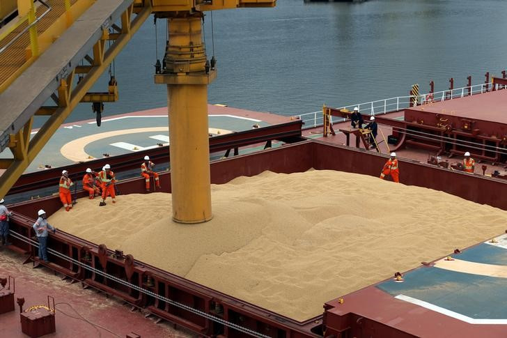 &copy; Reuters. FOTO DE ARCHIVO REFERENCIAL. Empleados que trabajan en el buque de carga Kypros Land que está cargando soja a China en la terminal de Tiplam en Santos, Brasil, Marzo 13, 2017. REUTERS/Paulo Whitaker