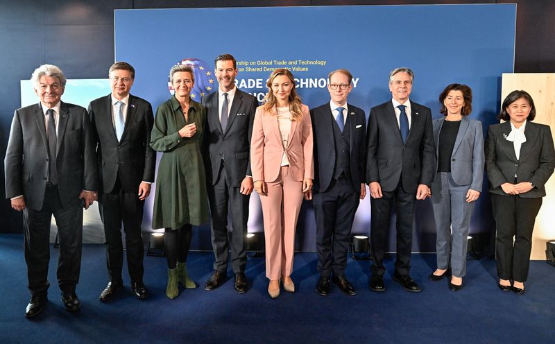 © Reuters. Ministro das Relações Exteriores da Suécia, Tobias Billstrom; Vice-Primeira Ministra da Suécia, Ebba Busch; Ministro do Comércio Exterior da Suécia, Johan Forssell; Secretário de Estado dos EUA, Antony Blinken; Vice-presidente Executivo da Comissão Europeia para Economia Valdis Dombrovskis; Representante Comercial dos EUA, Katherine Tai; Chefe da Indústria da UE, Thierry Breton; Vice-presidente da Comissão Europeia, Margrethe Vestager, e a secretária de Comércio dos EUA, Gina M. Raimondo, participam de uma reunião em Lulea, Suécia
31/05/2023
Jonas Ekstromer/TT News Agency/via REUTERS