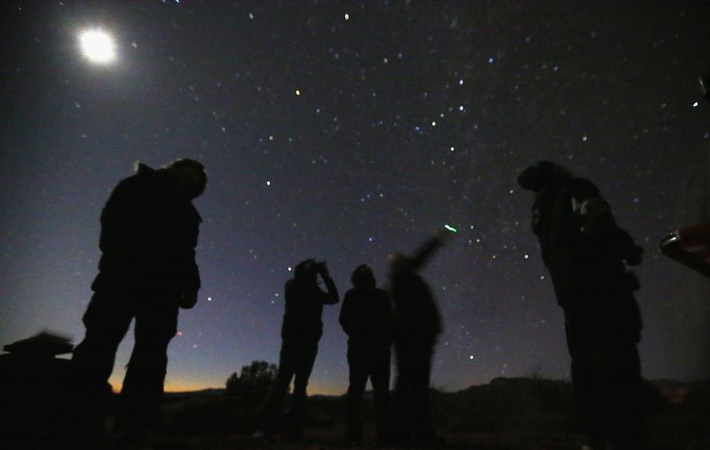 © Reuters. Pessoas olham para céu noturno no deserto nos arredores de Sedona, Arizona (EUA)
14/02/2013
REUTERS/Mike Blake