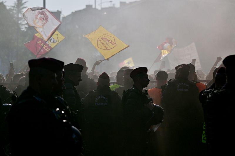 &copy; Reuters. Visão geral de policiais em primeiro plano enquanto torcedores da Roma se dirigem ao estádio antes da partida contra o Sevilla
31/05/2023
REUTERS/Marton Monus