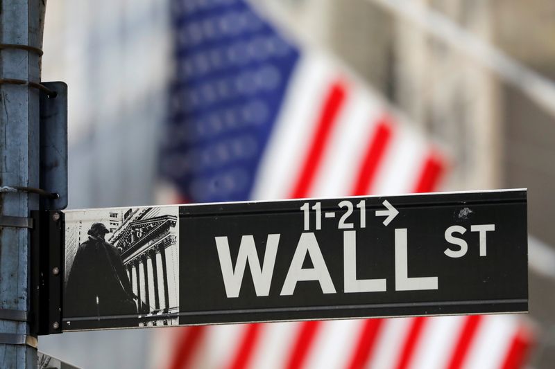 &copy; Reuters. لافتة وول ستريت أمام بورصة نيويورك بالولايات المتحدة في صورة من أرشيف رويترز.