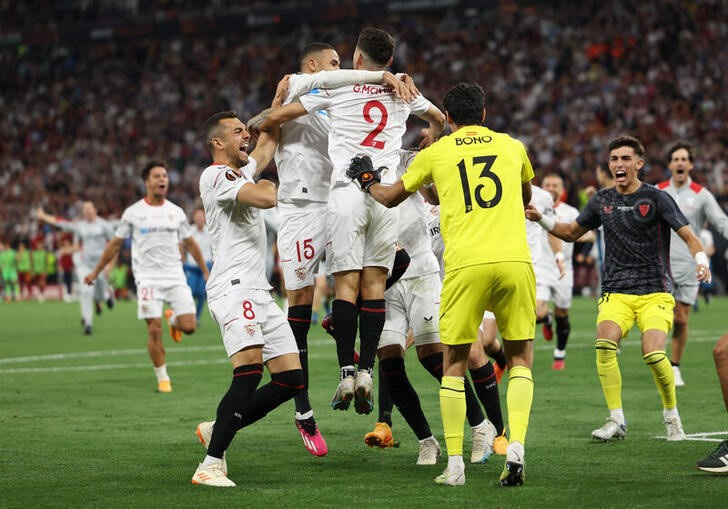 &copy; Reuters. Jun 1, 2023 
Foto del miércoles del defensor del Sevilla Gonzalo Montiel celebra con sus compañeros tras marcar el penal que le dio al equipo la Europa League 
 REUTERS/Marko Djurica