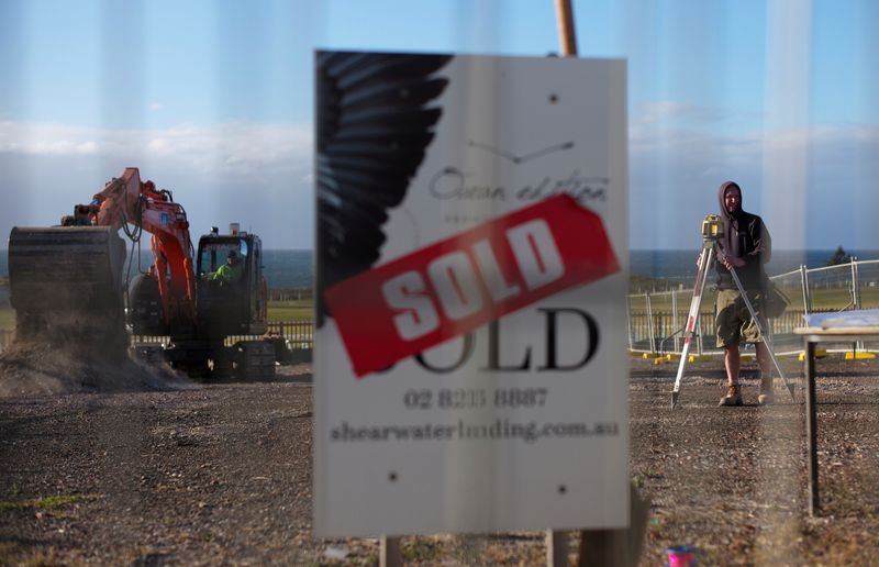 &copy; Reuters. FILE PHOTO:Construction workers survey the site of new home under construction at Sydney's Greenhills Beach, Australia, August 31, 2017.   REUTERS/Jason Reed