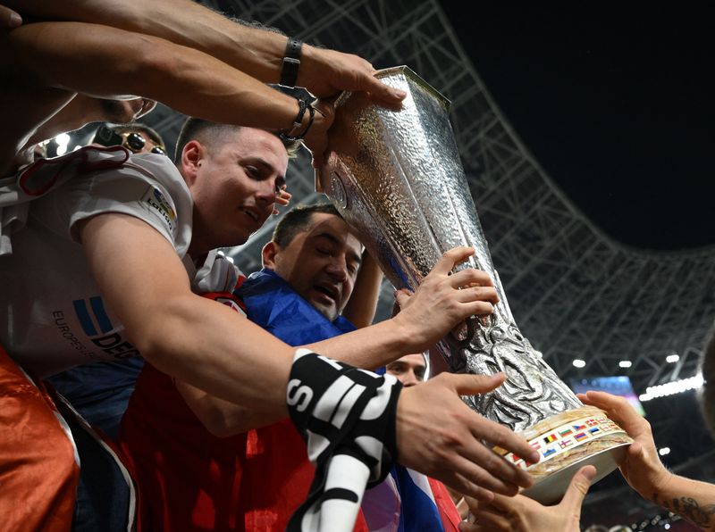 &copy; Reuters. Torcedores do Sevilla comemoram título da Liga Europa com o troféu, Puskas Arena, Budapeste, Hungria
01/06/2023 
REUTERS/Annegret Hilse