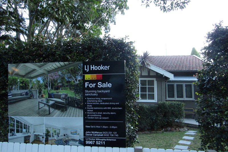 © Reuters. FILE PHOTO: A 3-bedroom home in SydneyÕs northern suburb of Chatswood is shown for sale, after an auction was abandoned earlier in June, on July 9, 2018. Picture taken July 9, 2018. REUTERS/Swati Pandey/File Photo