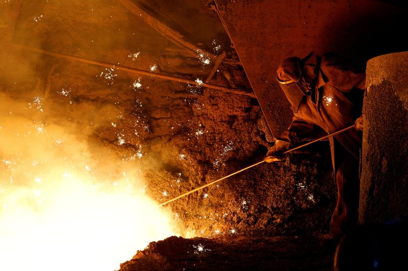 © Reuters. FILE PHOTO: An employee carries out operations during the production of iron at Yenakiyeve Iron and Steel Works in the course of Russia-Ukraine conflict in Yenakiyeve in the Donetsk region, Russian-controlled Ukraine, May 26, 2023. REUTERS/Alexander Ermochenko/File Photo