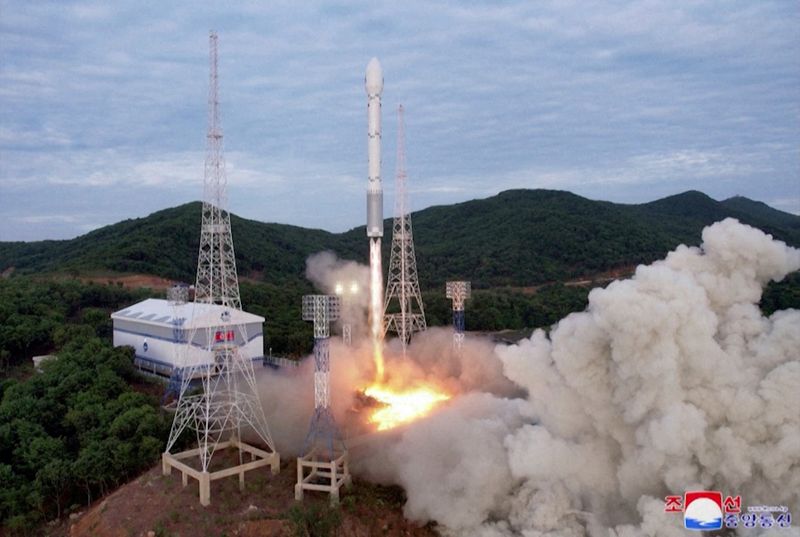 © Reuters. A still photograph shows what appears to be North Korea's new Chollima-1 rocket being launched in Cholsan County, North Korea, May 31, 2023 in this image released by North Korea's Korean Central News Agency and taken from video. KCNA via REUTERS