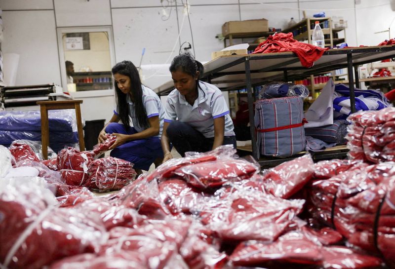 © Reuters. FILE PHOTO: Staff members work at a packing section at a garment factory in Colombo after the International Monetary Fund's executive board approved a $3 billion bailout for Sri Lanka. March 21, 2023. REUTERS/Dinuka Liyanawatte/File Photo