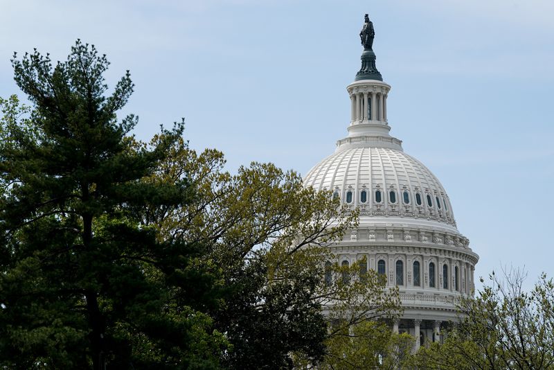 &copy; Reuters. 　５月３１日、米下院が債務上限停止法案を可決し、デフォルト（債務不履行）回避に向け前進したことを市場は控えめながらも歓迎している。写真は米連邦議会議事堂。ワシントンで４月