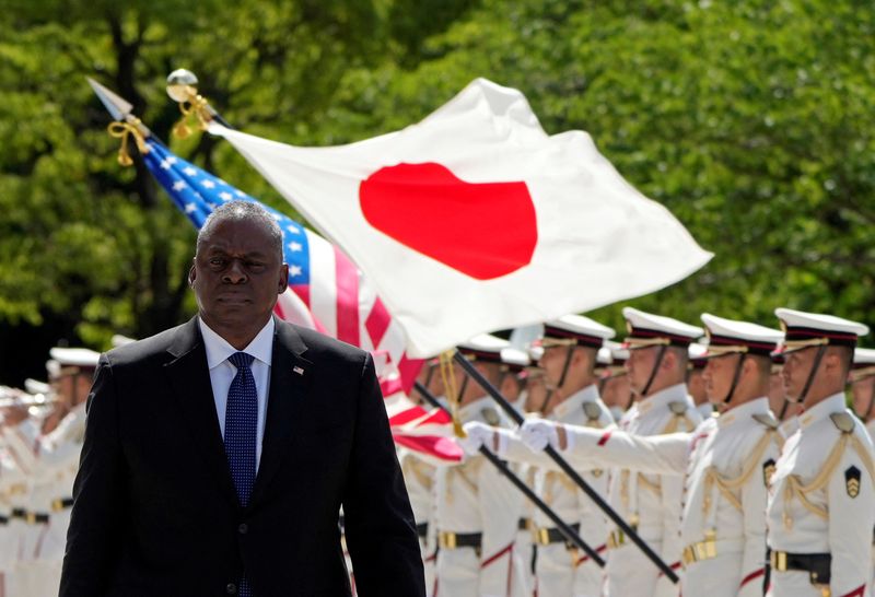 © Reuters. US Secretary of Defense Lloyd Austin reviews the guard of honour at the Japanese Defense Ministry in Tokyo, Japan, 01 June 2023. After Japan, Secretary of Defense Austin will travel to Singapore, India and France.    FRANCK ROBICHON/Pool via REUTERS