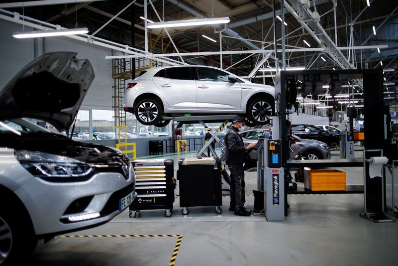 &copy; Reuters. Photo des véhicules du Groupe Renault à son usine automobile de Flins. /Photo prise le 
30 novembre 2021 à Flins, France/REUTERS/Benoit Tessier