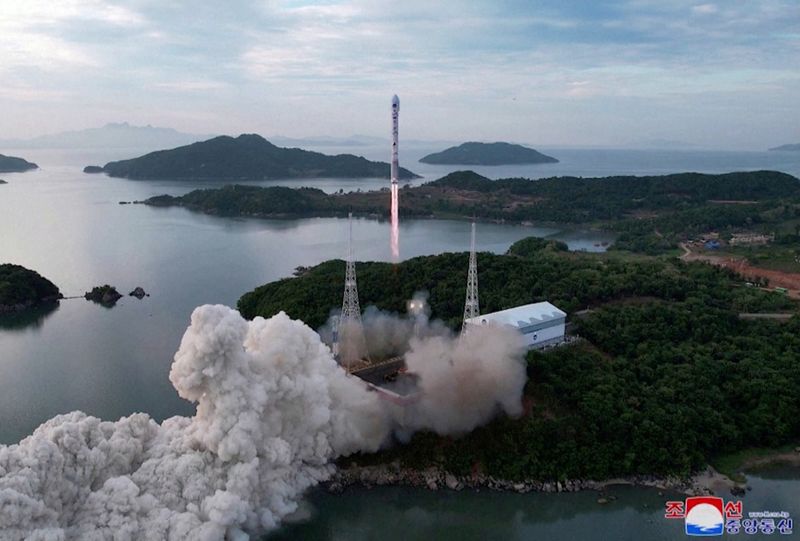 © Reuters. A still photograph shows what appears to be North Korea's new Chollima-1 rocket being launched in Cholsan County, North Korea, May 31, 2023 in this image released by North Korea's Korean Central News Agency and taken from video. KCNA via REUTERS