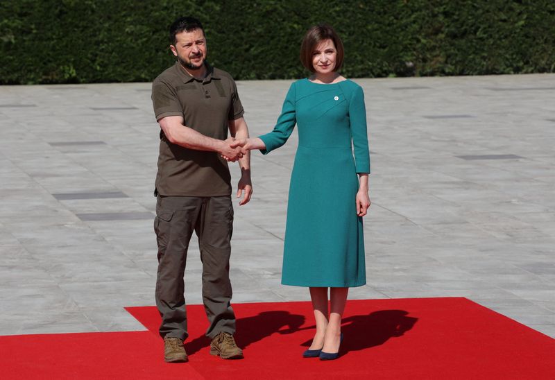 &copy; Reuters. Ukraine's President Volodymyr Zelenskiy shakes hands with Moldova's President Maia Sandu at a welcome ceremony during a meeting of the European Political Community at Mimi Castle in Bulboaca, Moldova June 1, 2023. REUTERS/Vladislav Culiomza