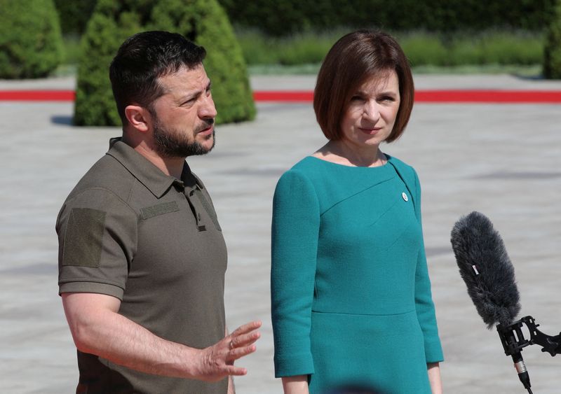 © Reuters. Ukraine's President Volodymyr Zelenskiy and Moldova's President Maia Sandu speak to the media during a meeting of the European Political Community at Mimi Castle in Bulboaca, Moldova June 1, 2023. REUTERS/Vladislav Culiomza