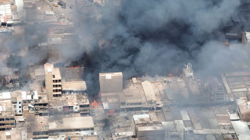 &copy; Reuters. FILE PHOTO: A view shows black smoke and fire at Omdurman market in Omdurman, Sudan, May 17, 2023, in this screengrab from a video obtained by Reuters.