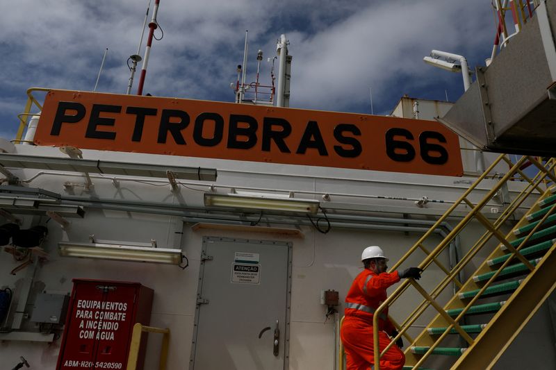 &copy; Reuters. FILE PHOTO: A worker walks inside the Brazil's Petrobras P-66 oil rig in the offshore Santos basin in Rio de Janeiro, Brazil September 5, 2018. Picture taken September 5. REUTERS/Pilar Olivares/