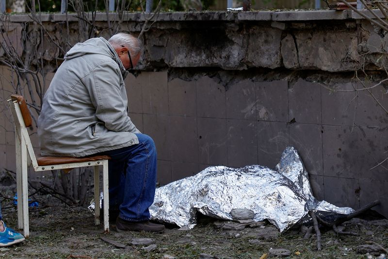 &copy; Reuters. A man sits next to the body of his granddaughter who was killed during a Russian missile strike, amid Russia's attack on Ukraine, in Kyiv, Ukraine June 1, 2023. REUTERS/Valentyn Ogirenko   