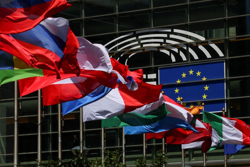 &copy; Reuters. Photo d'archives des drapeaux devant le Parlement européen à Bruxelles. /Photo prise le 31 mai 2023 à Bruxelles, Belgique/REUTERS/Yves Herman