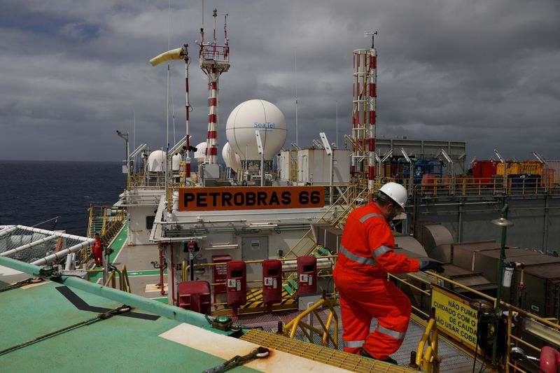 &copy; Reuters. Homem caminha em plataforma da Petrobras na Bacia de Santos
5/09/2018
REUTERS/Pilar Olivares/File Photo