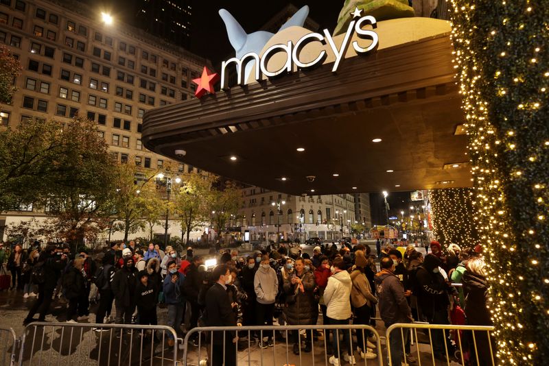 © Reuters. FILE PHOTO: People wait in line at Macy's before Black Friday sales in the Manhattan borough of New York City, New York, U.S., November 26, 2021. REUTERS/Jeenah Moon 