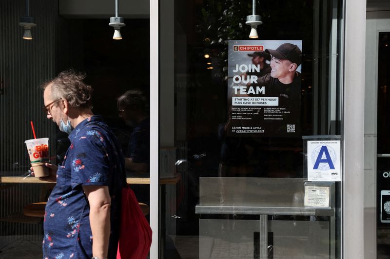 &copy; Reuters. FILE PHOTO: A hiring sign is seen in a restaurant as the U.S. Labor Department released its July employment report, in Manhattan, New York City, U.S., August 5, 2022. REUTERS/Andrew Kelly