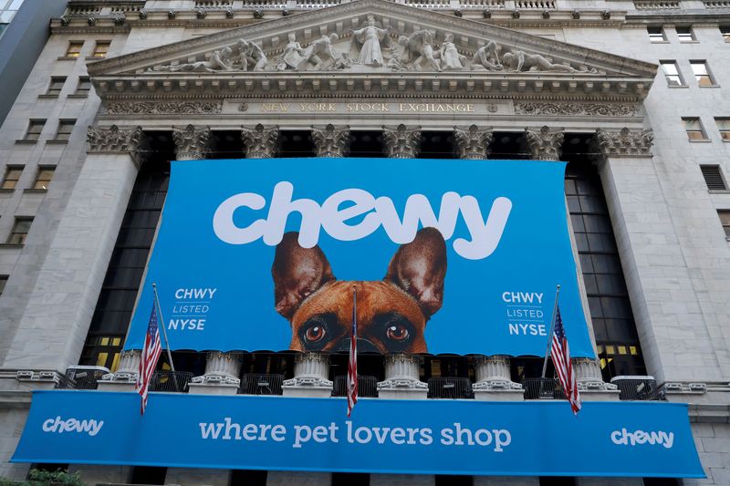 © Reuters. FILE PHOTO: Signage is seen ahead of the IPO for Chewy Inc. at the New York Stock Exchange (NYSE) in New York City, U.S., June 14, 2019. REUTERS/Andrew Kelly/File Photo/File Photo