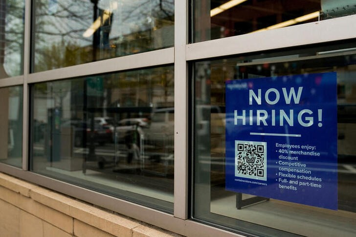 &copy; Reuters. Imagen de archivo de un cartel ofreciendo empleo en una empresa de Arlington, Virginia, EEUU. 7 abril 2023. REUTERS/Elizabeth Frantz