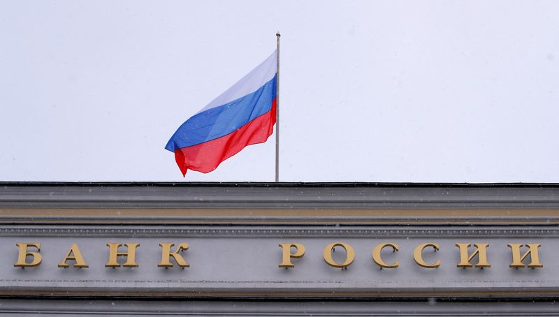 © Reuters. FILE PHOTO: A Russian flag flies over Russian Central Bank headquarters in Moscow, Russia December 3, 2018. REUTERS/Maxim Shemetov