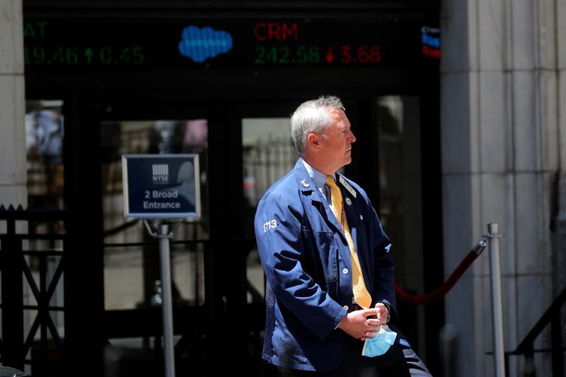&copy; Reuters. أحد المتداولين في البورصة الأمريكية يأخذ استراحة خارج مبنى بورصة نيويورك في وول ستريت. صورة من أرشيف رويترز 