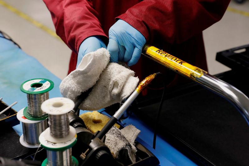 &copy; Reuters. FILE PHOTO: A worker disinfects a work bench with a bleach mixture at the end of a shift at Green Circuits during the COVID-19 outbreak in San Jose, California, U.S., April 2, 2020. REUTERS/Stephen Lam/