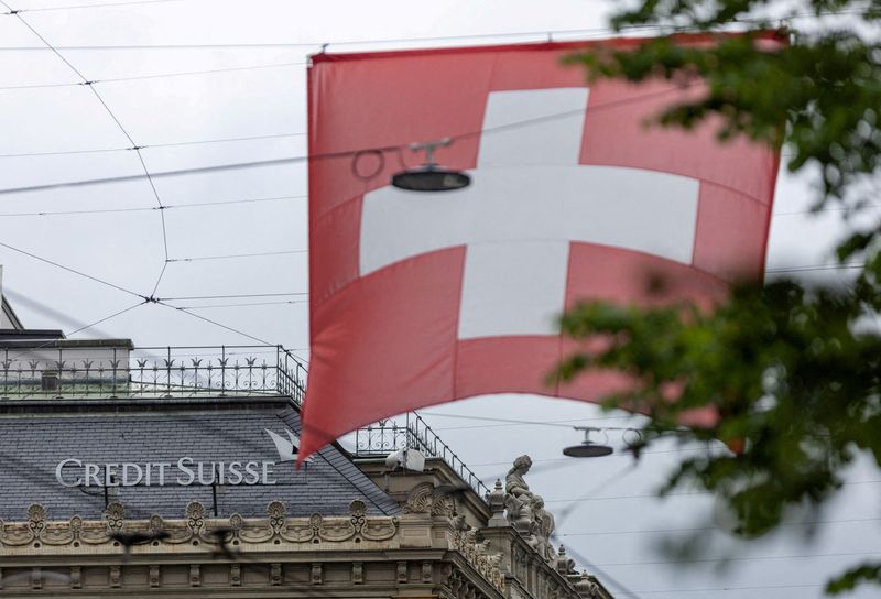 © Reuters. Bandeira suíça na frente do logotipo do banco Credit Suisse em Zurique
10/05/2023
REUTERS/Denis Balibouse