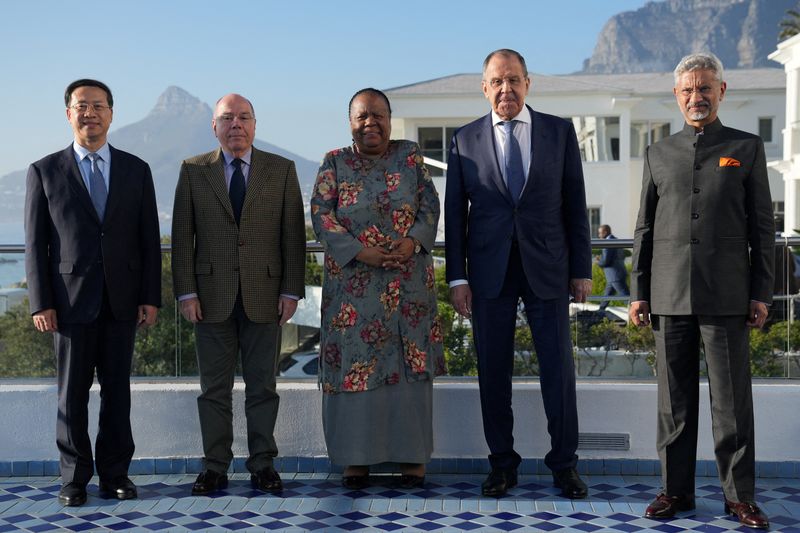 © Reuters. China's Vice Foreign Minister Ma Zhaoxu, Brazil's Foreign Minister Mauro Vieira, South Africa's Foreign Minister Naledi Pandor, Russia's Foreign Minister Sergei Lavrov and India's Foreign Minister Subrahmanyam Jaishankar attend a BRICS foreign ministers meeting in Cape Town, South Africa, June 1, 2023. REUTERS/Nic Bothma  