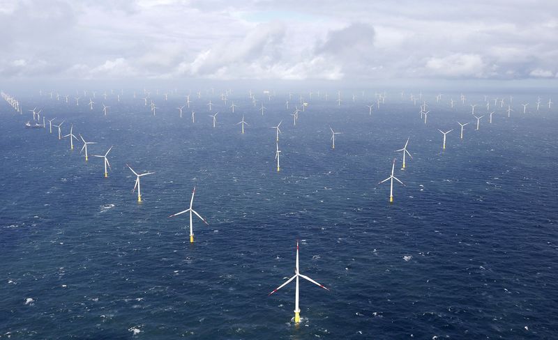 &copy; Reuters. FOTO DE ARCHIVO: Turbinas eólicas generadoras de energía en el parque eólico marino "Amrumbank West" en el mar del Norte, cerca de la isla de Amrum, Alemania, 4 de septiembre de 2015. REUTERS/Morris Mac Matzen/Foto de archivo