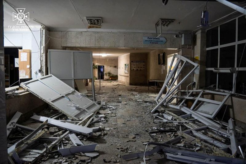 &copy; Reuters. جانب من الدمار الذي لحق بعيادة طبية جراء ضربة روسية على كييف يوم الخميس. صورة من وزارة الطوارئ الأوكرانية.