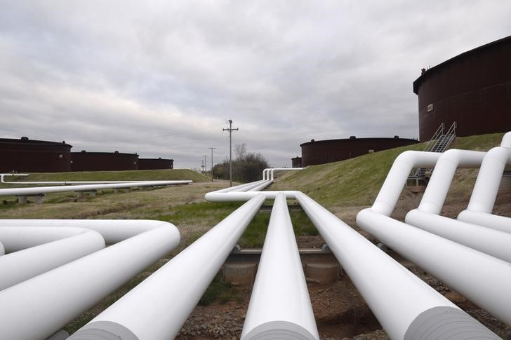&copy; Reuters. Imagen de archivo de oleoductos en la reserva petrolera de Cushing, Oklahoma, EEUU. 24 marzo 2016. REUTERS/Nick Oxford