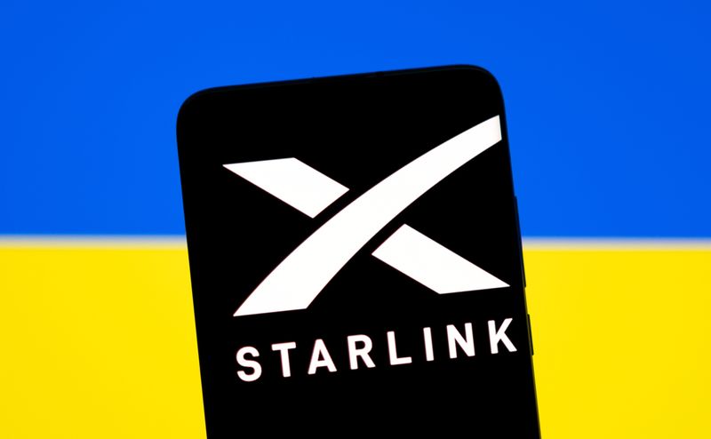 &copy; Reuters. El logotipo de Starlink se ve en un smartphone delante de la bandera ucraniana desplegada en esta ilustración tomada el 27 de febrero de 2022. REUTERS/Dado Ruvic/Ilustración 