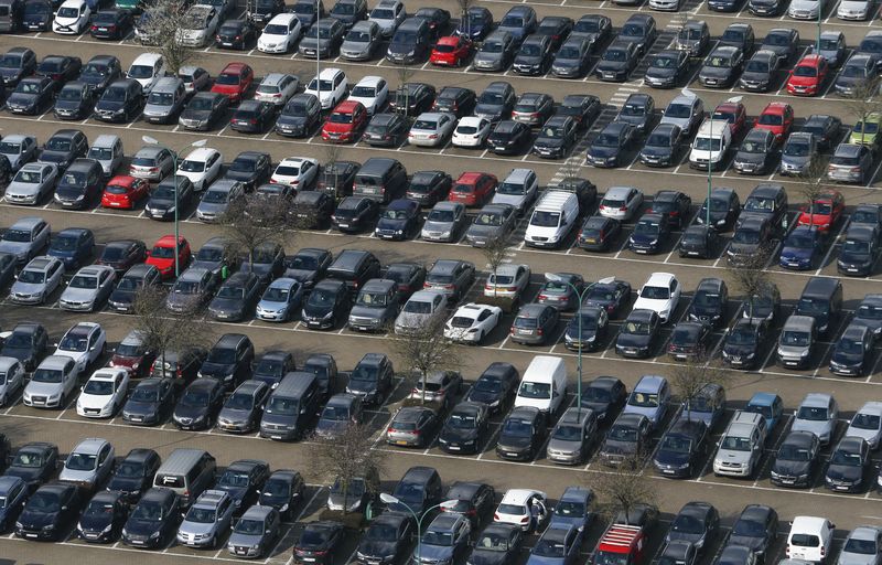 &copy; Reuters. Automobili in un parcheggio a Bruxelles, 25 febbraio 2016. REUTERS/Yves Herman
