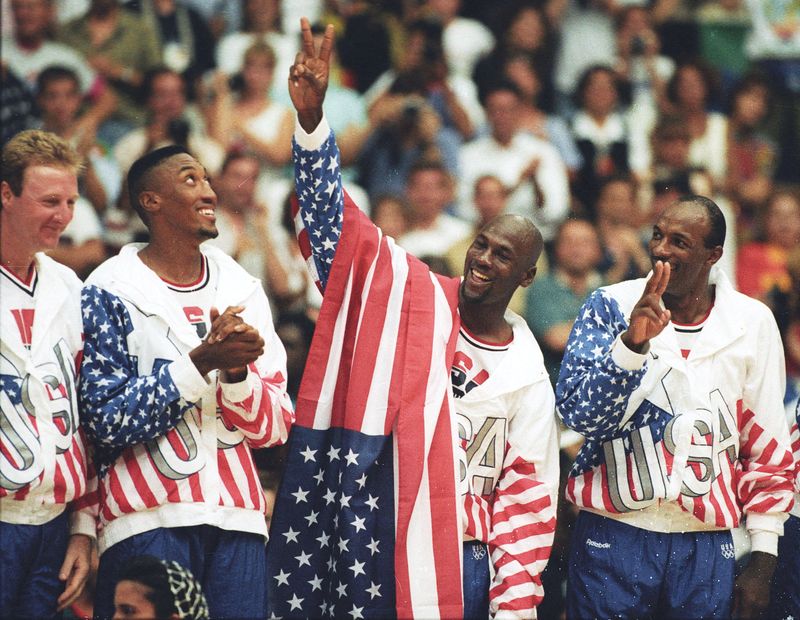 &copy; Reuters. FILE PHOTO: U.S. basketball player Michael Jordan (2nd R) flashes a victory sign as he stands with team mates Larry Bird (L), Scottie Pippen and Clyde Drexler (R), nicknamed the "Dream Team" after winning the Olympic gold in Barcelona, Spain on August 8, 