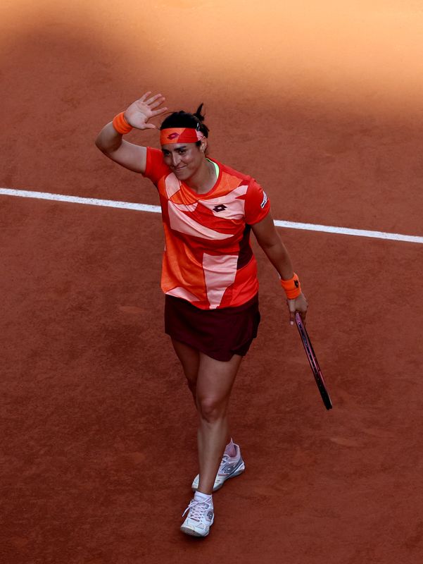 &copy; Reuters. لاعبة التنس التونسية أنس جابر تحتفل بفوزها على دودين ببطولة فرنسا المفتوحة للتنس يوم الخميس. تصوير: كاي فافنباخ - رويترز. 