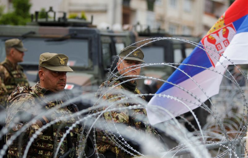 &copy; Reuters. أفراد من قوة حفظ السلام التابعة للاتحاد الأوروبي في كوسوفو يوم الخميس. تصوير: اوجنن تيوفيلوفسكي - رويترز. 