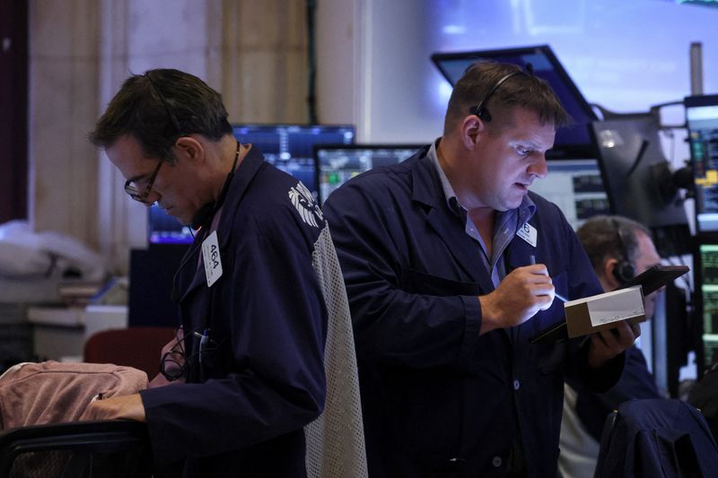 © Reuters. FILE PHOTO: Traders work on the floor of the New York Stock Exchange (NYSE) in New York City, U.S., May 30, 2023.  REUTERS/Brendan McDermid