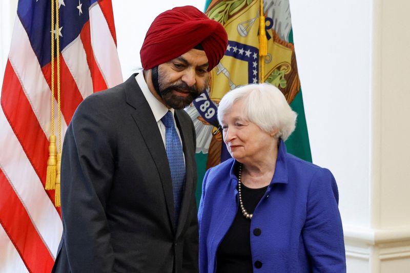© Reuters. U.S. Treasury Secretary Janet Yellen welcomes incoming World Bank President Ajay Banga at the Treasury Department in Washington, U.S. June 1, 2023.  REUTERS/Jonathan Ernst
