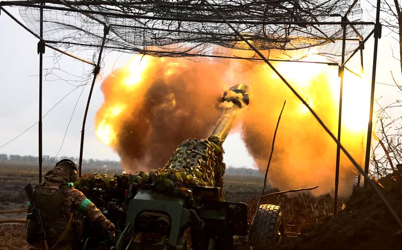 &copy; Reuters. FILE PHOTO: Ukrainian artillery fires towards the frontline during heavy fighting amid Russia's attack on Ukraine, near Bakhmut, Ukraine, April 13, 2023.  REUTERS/Kai Pfaffenbach/File Photo