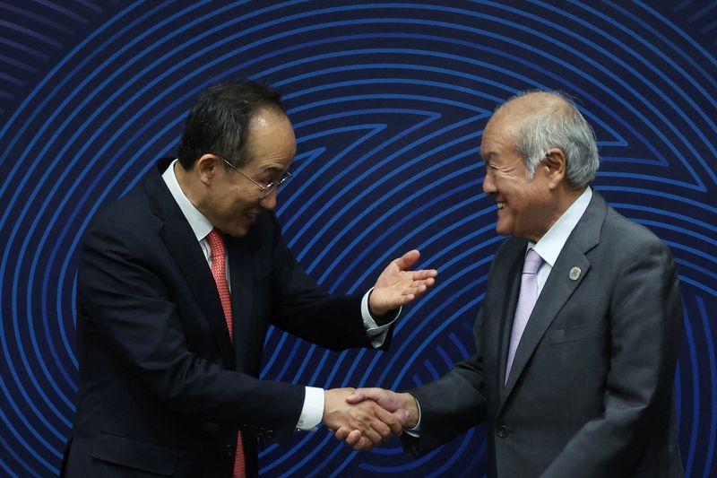 &copy; Reuters. FILE PHOTO: South Korean Deputy Prime Minister and Minister of Economy and Finance Choo Kyung-ho shakes hands with Japanese Finance Minister Shunichi Suzuki during their meeting in Incheon, South Korea, May 2, 2023.    REUTERS/Kim Hong-Ji