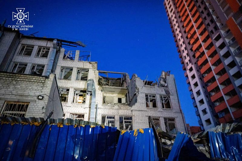 &copy; Reuters. مبنى إداري متضرر جرائ الضربات الصاروخية الروسية في كييف يوم الخميس. صورة لرويترز من الخدمة الصحفية للطوارئ الأوكرانية في كييف. 