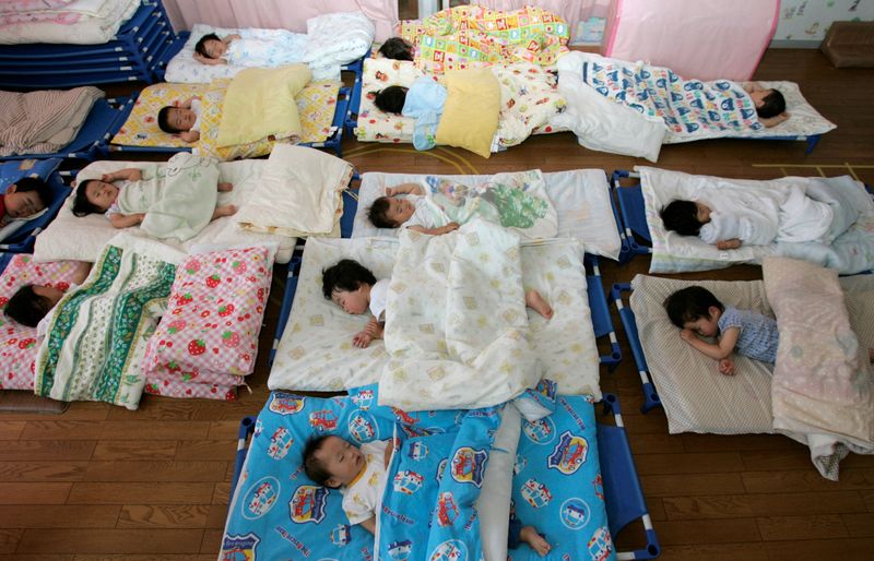 &copy; Reuters. أطفال ينامون في حضانة غرب اليابان في صورة من أرشيف رويترز.