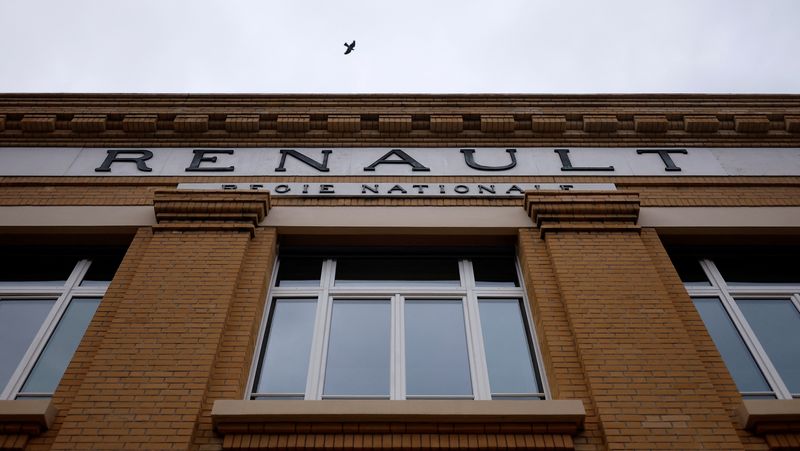 &copy; Reuters. Le logo de Renault sur le bâtiment Pierre Dreyfus à Boulogne-Billancourt. /Photo prise le 16 février 2023/REUTERS/Christian Hartmann