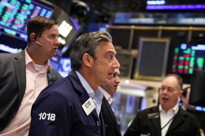 &copy; Reuters. FILE PHOTO: Traders work on the floor of the New York Stock Exchange (NYSE) in New York City, U.S., May 30, 2023.  REUTERS/Brendan McDermid