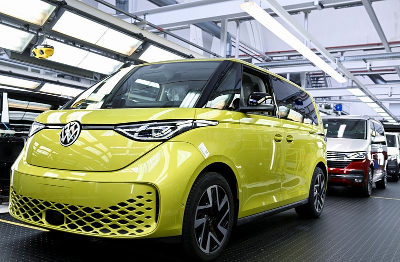 © Reuters. The fully electric VW ID Buzz, is pictured on a production line at a Volkswagen Commercial Vehicle plant in Hanover, Germany, June 16, 2022. REUTERS/Fabian Bimmer/File Photo